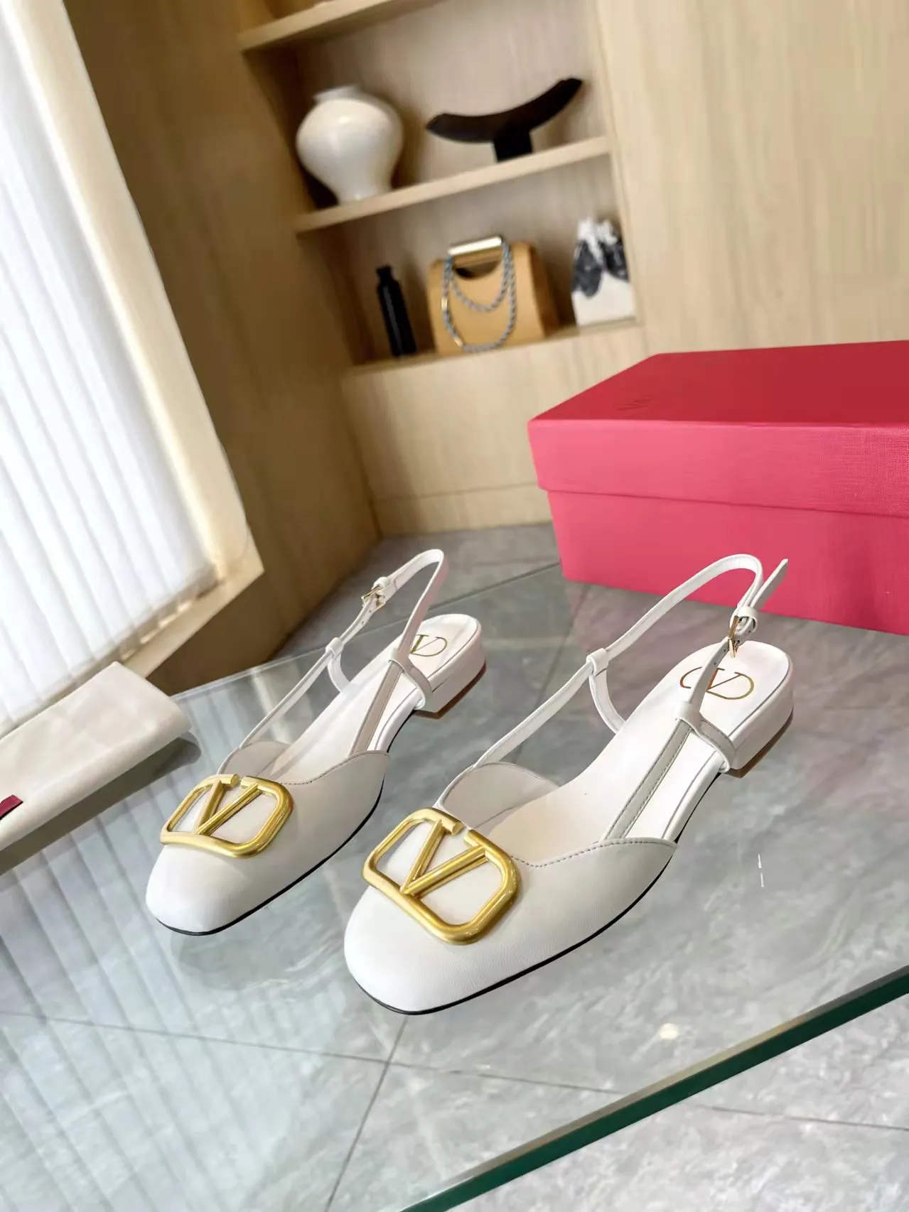 👟👟Ex-factory price 400👟👟 Genuine leather sole +40 Top version 𝑉𝐴𝐿𝐸𝑁𝑇𝐼𝑁𝑂 Valentino new spring and summer women's back hollow new sandals. Unique V-buckle hardware accessories bring out a full sense of luxury. The new season will live up to expectations! Worth buying★Absolutely high-grade❥Original method, Absolutely sensual❥Elegant style, creating a different feeling, simple and elegant style!  Code number: 35-41 (34-42 customized, non-returnable) Fabric: Imported sheepskin Inner foot pads: Inner sheepskin Heel height: 2 cm Leather outsole Rubber outsole